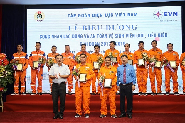 http://www.congdoandlvn.org.vn/userfile/User/luongnv_cd/images/2019/7/Lebieuduong2170519.jpg